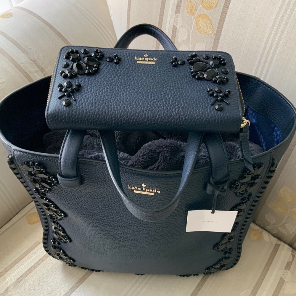♠️kate spade Lg Leather Tote w/ wallet♠️. EUC - Picture 2 of 10